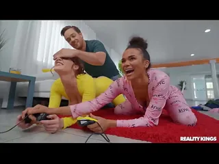 Thumbnail: Coroa gozando com oral intenso na sala escura