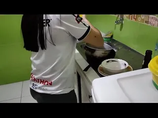Thumbnail: Branquinha tímida se joga no pau grosso do amigo na festa escondida