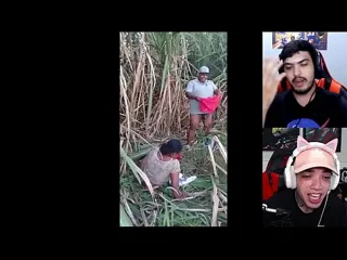 Thumbnail: Corno gosta de assistir esposa fudendo amigo na sala de casa