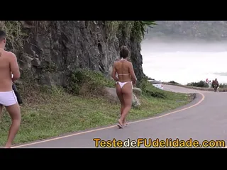 Thumbnail: Rapidinha na praia com morena gostosa de biquíni vermelho